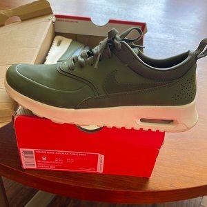 Air Max Thea Size 8 in Womens
